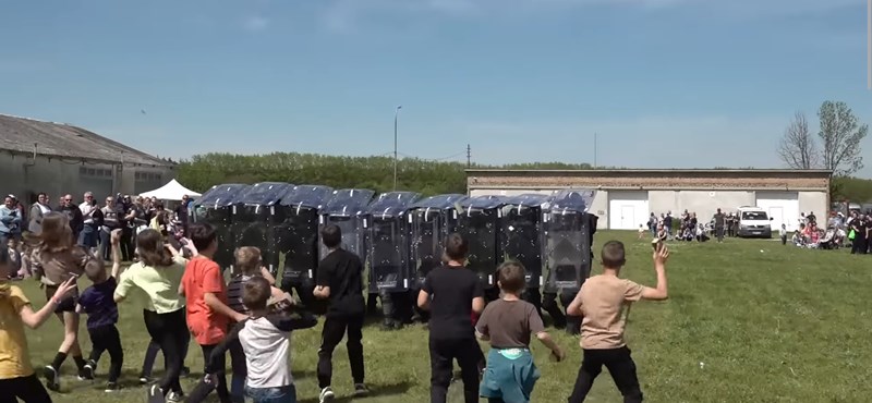 Gyerekek dobálták meg a rohamrendőröket a készenlétisek szombathelyi bemutatóján