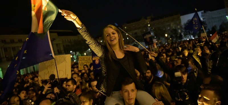 Gimnazisták és főiskolások ezrei tüntetnek Budapesten