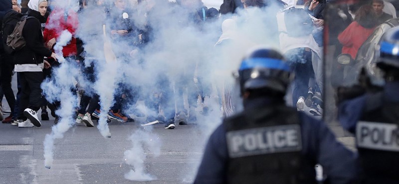 Lángoltak a kukák, felvonultak a rohamrendőrök: így tüntetnek a francia diákok