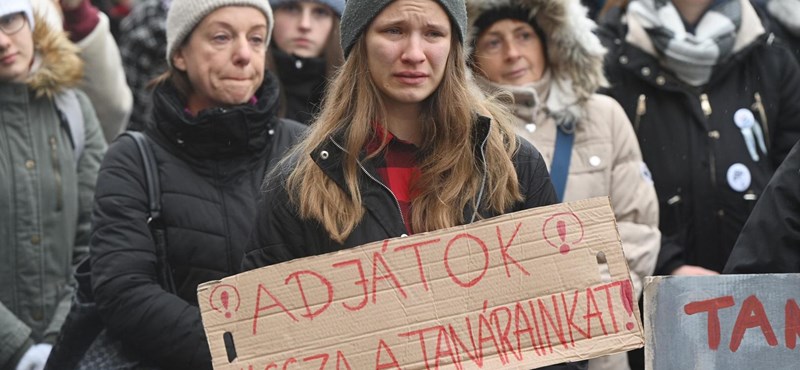 Őket rúgták ki a Karinthyból: van, aki még este is a saját diákjainak tartott online órát, mást az év tanárának választottak