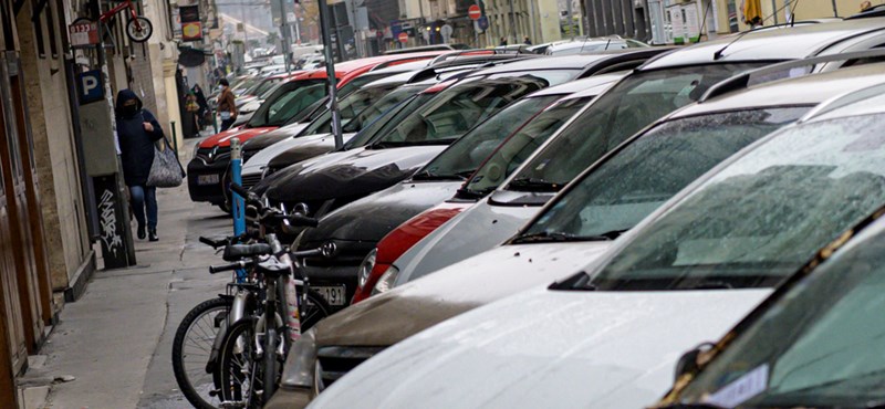 Segítség lenne az iskolások szüleinek, ha csak fél 9-től kellene fizetni a parkolásért Budapesten? 