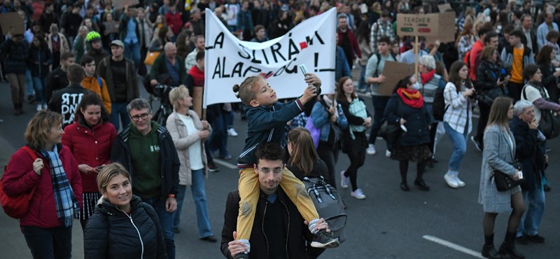 Országszerte tüntettek a tanárok, a diákok és a szülők