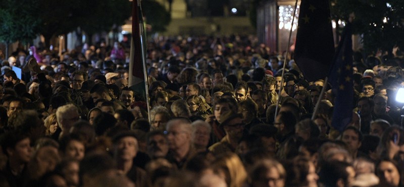 A CEU mellett tüntettek a Nádor utcában