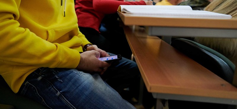 A puskázást akarta megakadályozni, eljárás indult az egyetemi tanár ellen