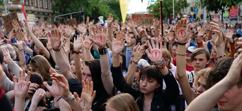 Ma tárgyal a parlament a státusztörvényről