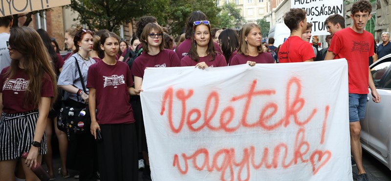 Rendhagyó évnyitó: diákok demonstráltak a Madách Gimnázium leváltott igazgatója miatt