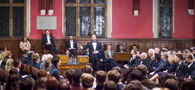 Két magyar diák nyerte meg a világ egyik legrangosabb vitaversenyét Oxfordban, ráadásul rekordot döntöttek