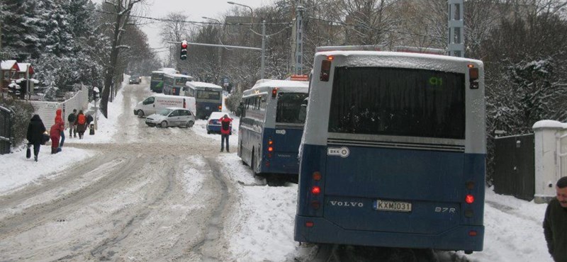 Nem kap igazolatlan órát, aki a havazás miatt késik az iskolából