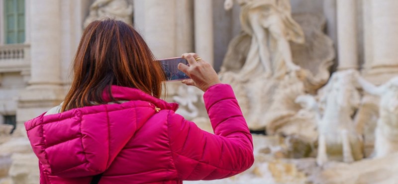 Selfie fines and eating bans: this is how Italy is trying to master mass tourism