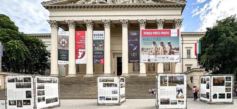 Hosszú sorokban állnak a fiatalok, hogy megnézzék a budapesti World Press Photo kiállítást