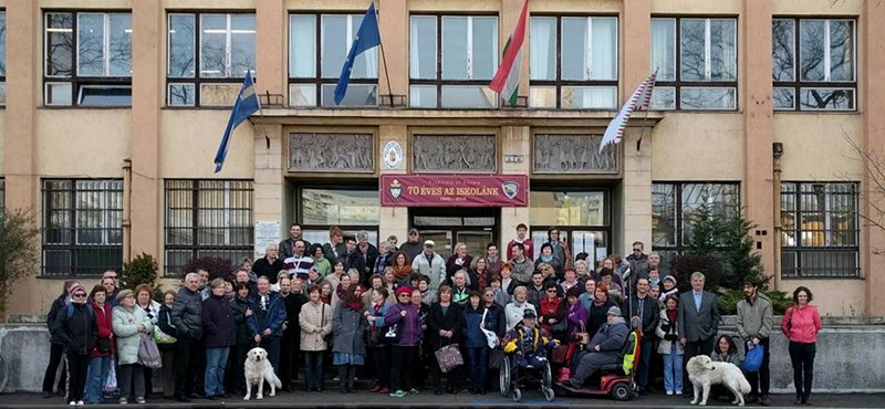 A tiltakozók a kormánynak üzentek, a pedagógus kar és a kormány pedig a tiltakozóknak