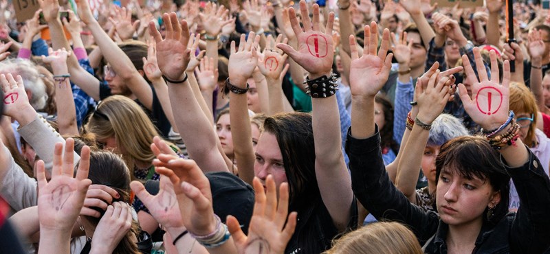 Hídfoglalással tüntettek a státusztörvény ellen Győrben