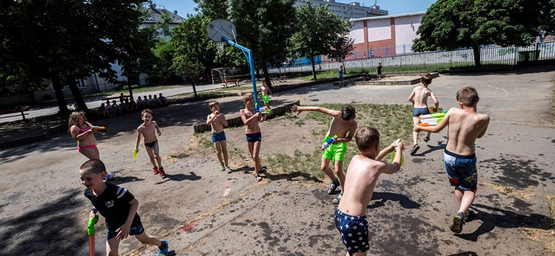 Tizenéves cserkészek százai betegedtek meg a hőség miatt egy dél-koreai rendezvényen