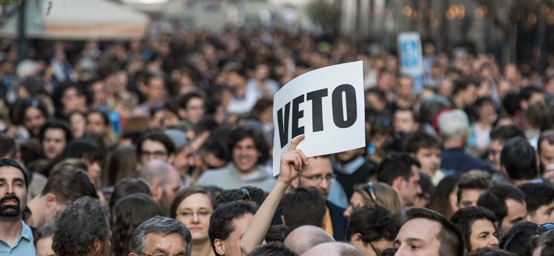 Hatalmas tüntetés lesz vasárnap a Lánchídnál? Újra utcára vonulnak a lex CEU miatt