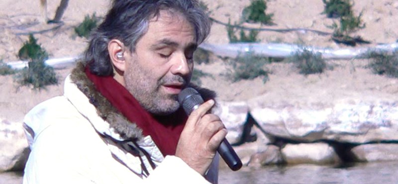 55 évesen szerez zenei diplomát Andrea Bocelli