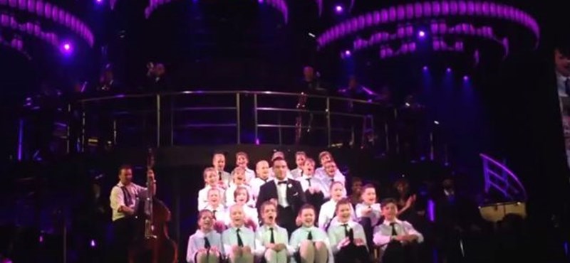 A nap videója: magyar diákokkal énekelt Robbie Williams