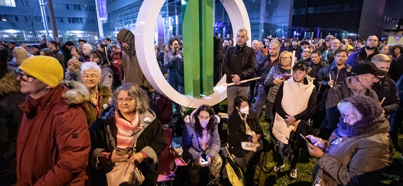 Még mindig nem hívták meg a tüntető diákokat a köztévébe, ezért újabb levelet adtak át az MTVA vezetőinek