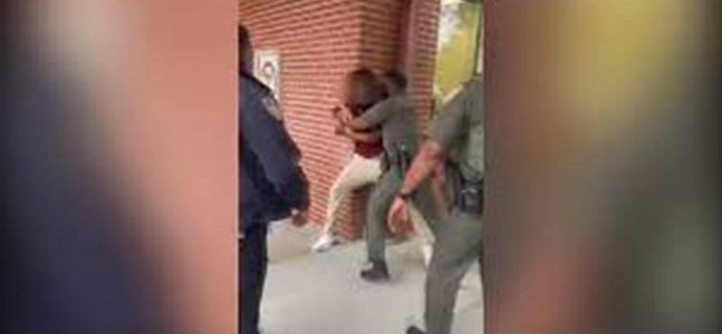 Doscientos padres e hijos pelearon en una escuela secundaria estadounidense