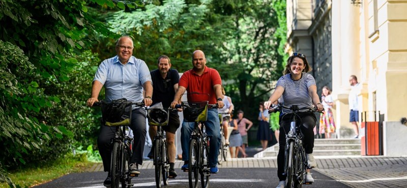 Negyven kerékpárt adott át a Soproni Egyetem a dolgozóinak