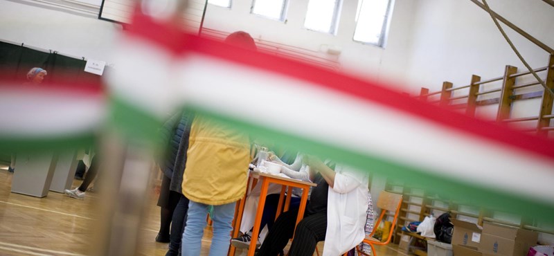 A UK-based charity is raising £ 30,000 to transport thousands of Hungarian voters to London and Manchester.