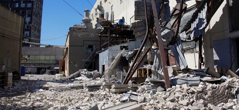 Az oroszok megint lakóházakat bombáztak Harkivban, fotók jöttek a pusztításról – a háború csütörtöki hírei