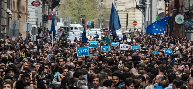 Hatalmas lesz a mai CEU-tüntetés, kék színbe borulhat a Budapest belvárosa