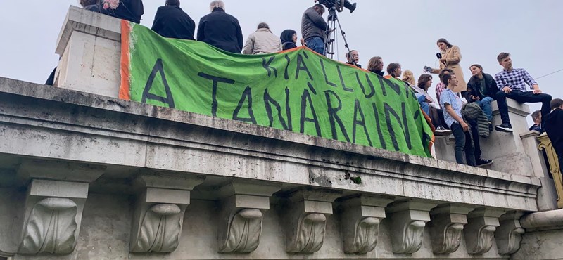 "Addig maradunk, ameddig kell" - nem adják fel, továbbra is tüntetnek az oktatásért és a tanárokért a diákok