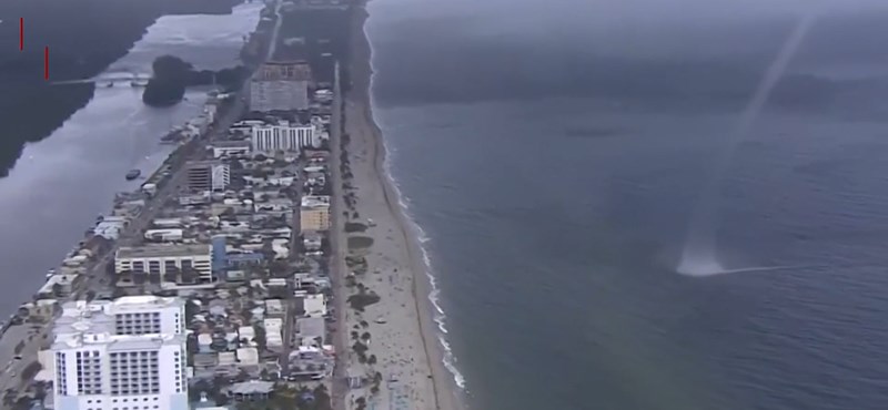 Video: Un embudo de agua golpea una playa llena de gente en Miami