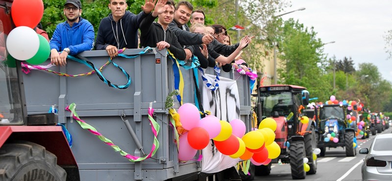 Ilyen egy igazán rendhagyó ballagás Debrecenben: tizenhárom traktorral "ballagott" az iskola