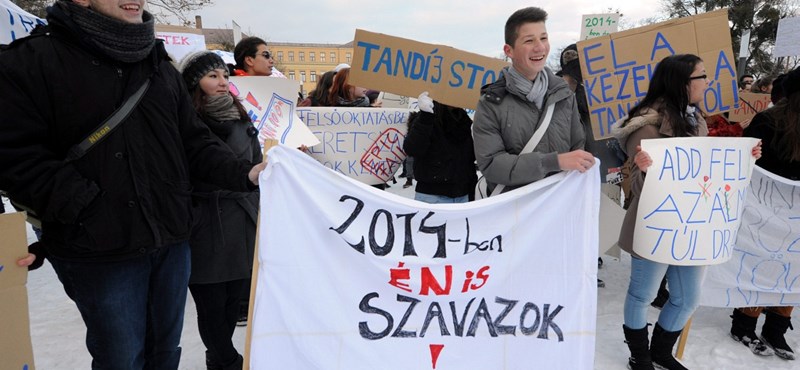 Látványos tüntetésre készülnek a budapesti középiskolások