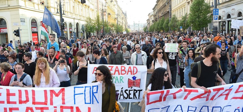 Fotók: megtelt Budapest belvárosa, ezrek tiltakoztak a lex CEU ellen