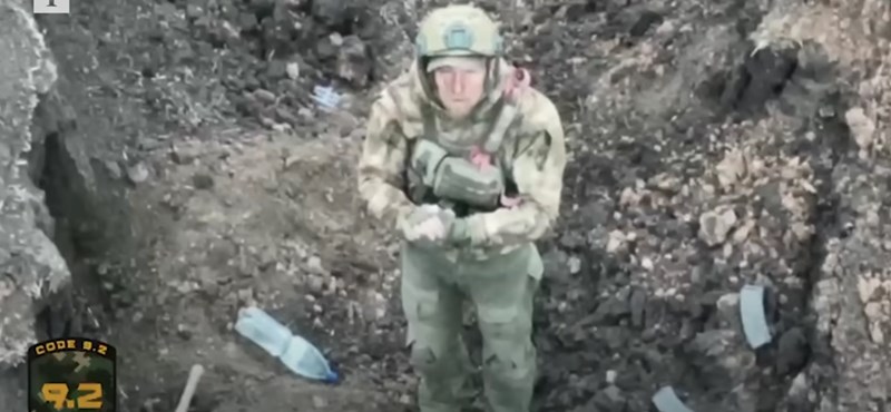 Se ha filmado un video de un soldado ruso rindiéndose a un dron ucraniano