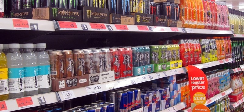 Már nem vehetnek energiaitalt a 18 éven aluliak a boltokban, de más, szintén káros dolgokat igen 