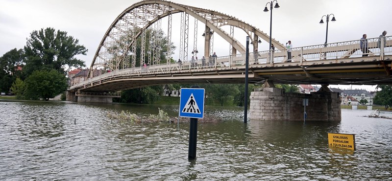 Több száz rendészeti szakközépiskolás dolgozik a gátakon