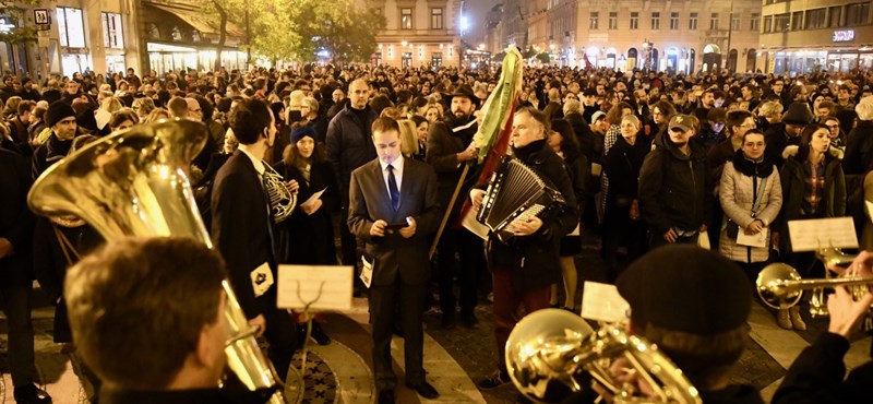 Egyházi iskolák tanárai demonstráltak Budapest belvárosában