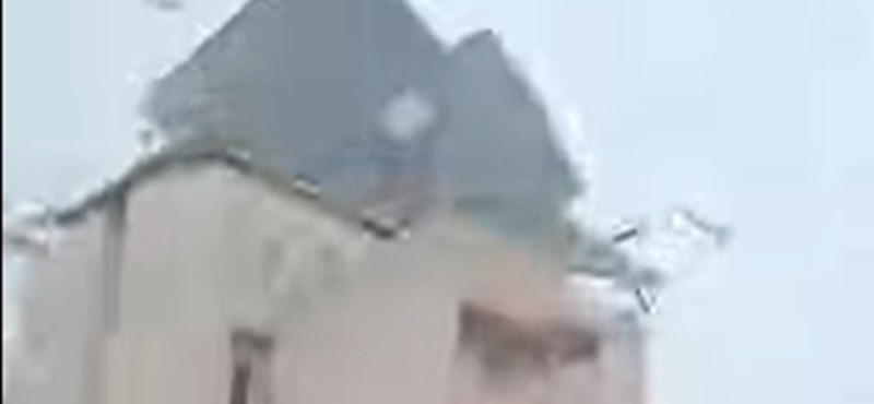 Nyugdíjas lakócentrumra zuhant a Szegedi Tudományegyetem egyik épületének tetőszerkezete - videó