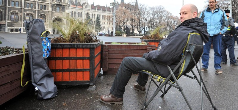 Képek: így ülősztrájkol a HÖOK elnöke a parlamentnél