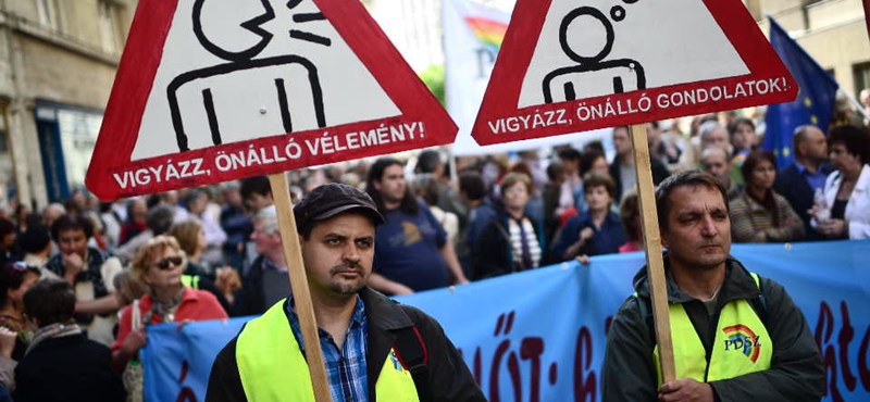 Béremelést követeltek a tüntető tanárok