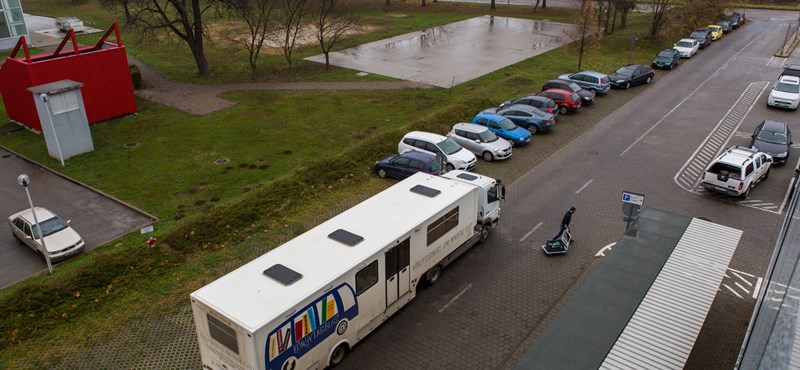 Képek: különleges buszból kölcsönözhetnek könyveket a kistelepülések lakói