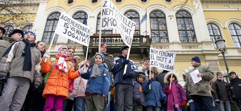 Elveszik a juttatásokat, utcára vonulnak a pécsi pedagógusok