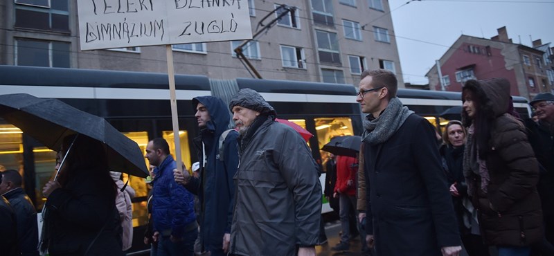 Több ezer tanár, szülő és diák tüntetett több városban