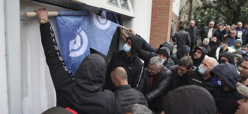 Cientos de manifestantes irrumpieron en la sede del mayor partido de oposición de Albania