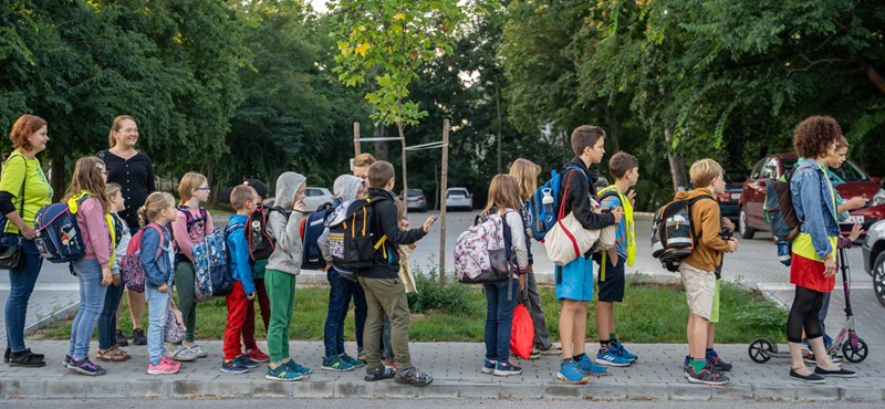 Anya-vagy apataxi helyett Pedibusszal mennek iskolába a gödöllői gyerekek