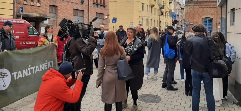 A Kölcseyből kirúgott tanárok megegyeznének a tankerülettel