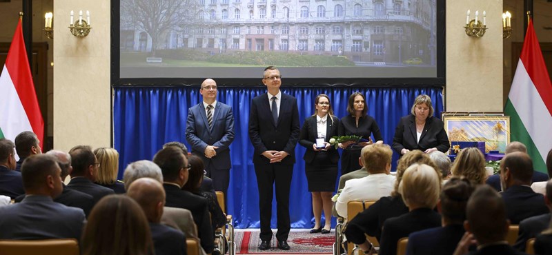 Rétvári szerint a céljuk, hogy a pedagógusok minden hónapban érezzék az elismerést