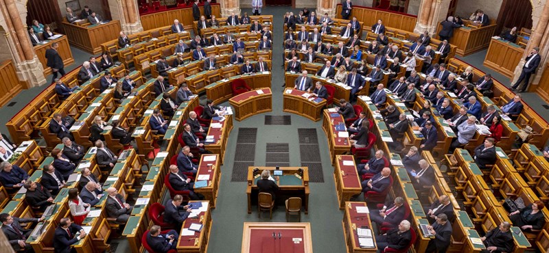 Már tárgyalja a státusztörvényt a parlament