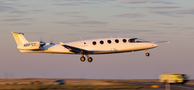Rich Russians hit private planes and all fled