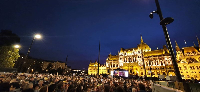 Megtelt a Kossuth tér, a tanárokért tüntettek a diákok: tudósítás