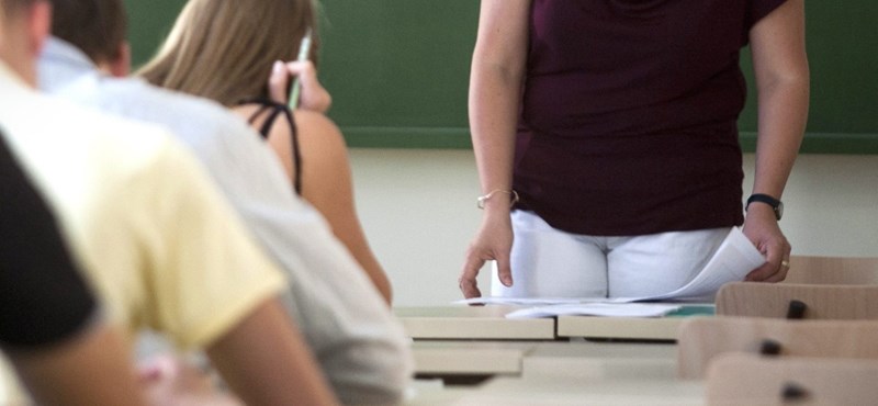 Több százezer forintot kaphat 1300 tanár: önkényesen tartották őket a pedagógus I. kategóriában