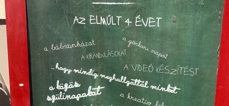 "Köszönjük Zsuzsi néni az elmúlt 4 évet!" - plakáttal búcsúznak a végzősök egy pesti suliban